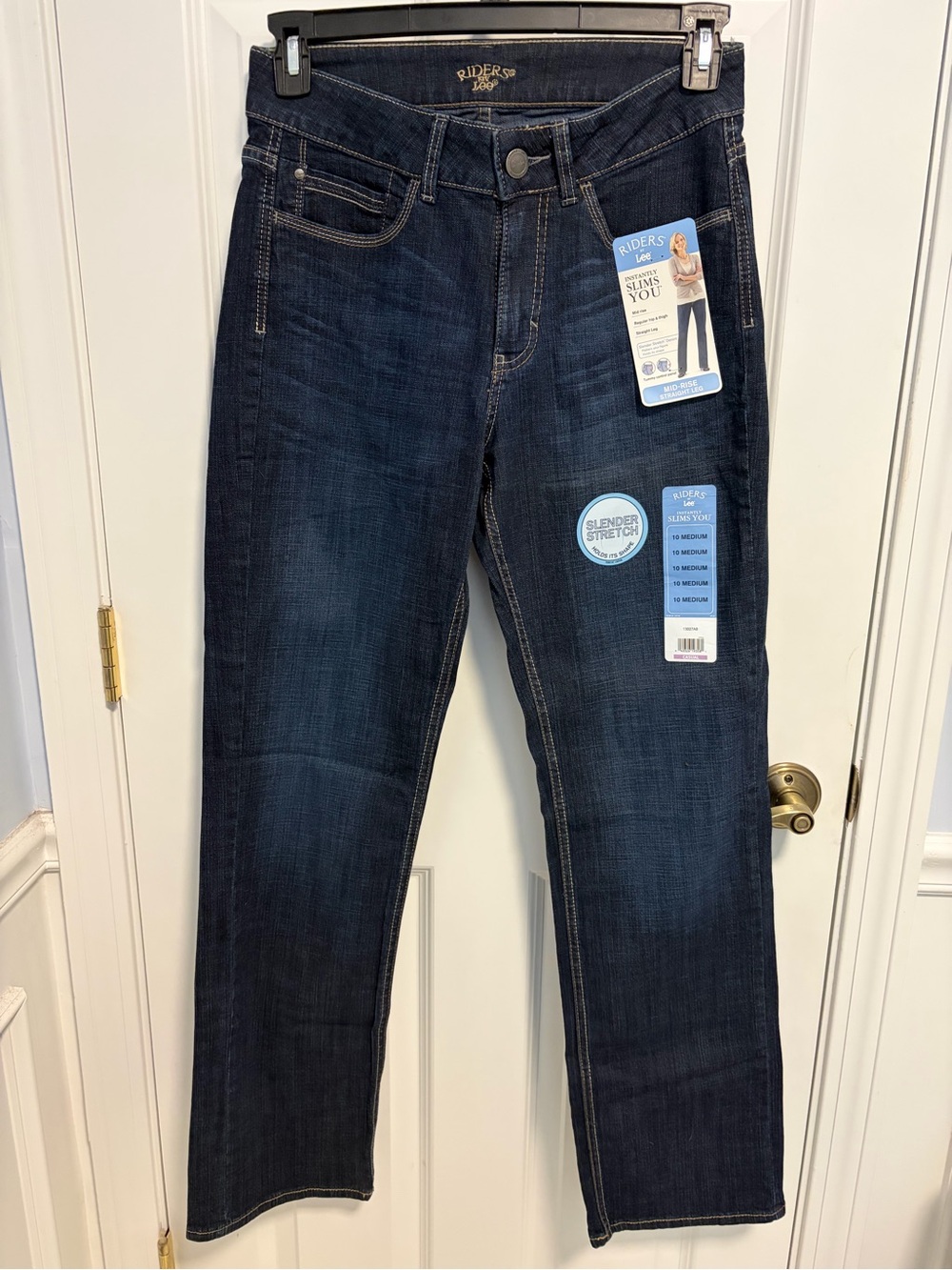 NWT Riders by Lee women’s sz 10 medium Mid-Rise straight leg jeans. Dark blue.